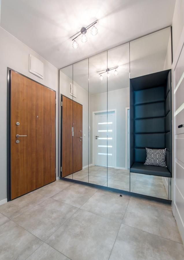 Close To Chopin Airport, Cybernetyki, Free Parking By Cosmo Spirit 바르샤바 외부 사진