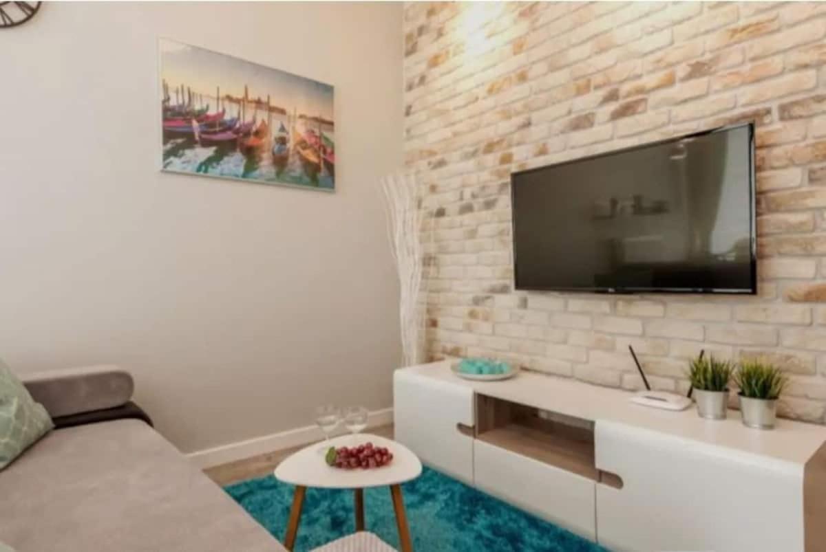 Close To Chopin Airport, Cybernetyki, Free Parking By Cosmo Spirit 바르샤바 외부 사진